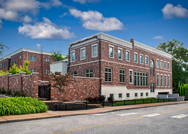 Corner lot architecture with indoor outdoor living space